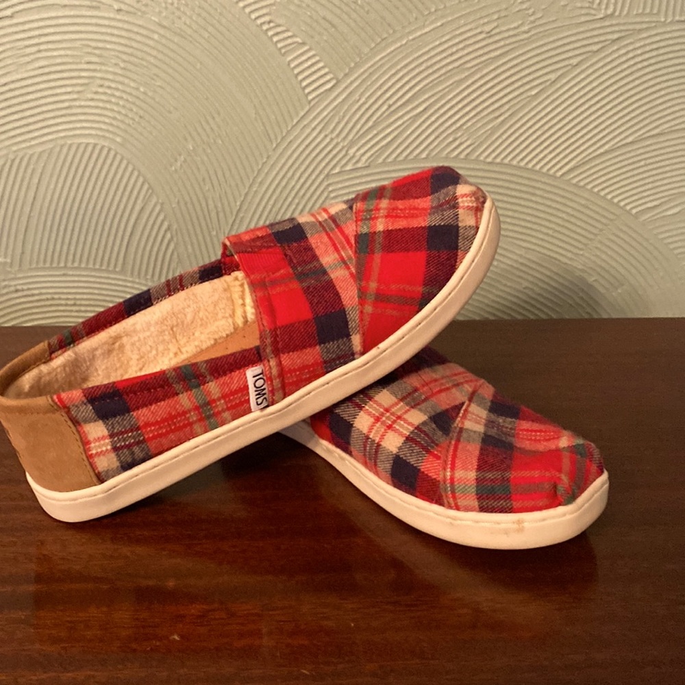 Youth size 5, women’s 6.5, like new fleece lined Toms Alpargata, red plaid